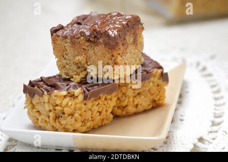 Un primo piano di tre krispie di riso su un piatto. Foto Stock