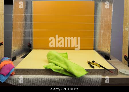 Preparazione per la fotografia. Il processo di fotografia del soggetto. Flusso di lavoro di un fotografo che prende elementi di levitazione Foto Stock