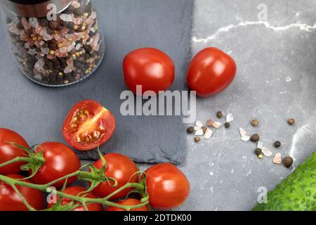 Pomodoro e cetriolo con sale marino e spezie. Insalata di pomodori ciliegini e cetrioli. Foto Stock