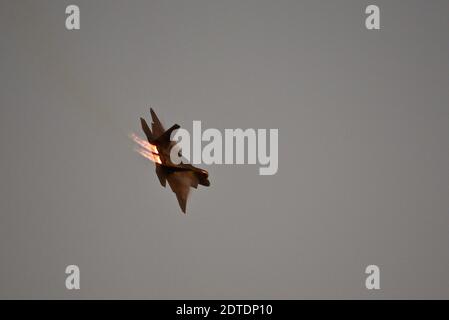 F-22 Raptor in dimostrazione di volo con le capacità letali del miglior combattente di quinta generazione al mondo a EAA AirVenture, Oshkosh, Wisconsin, USA Foto Stock