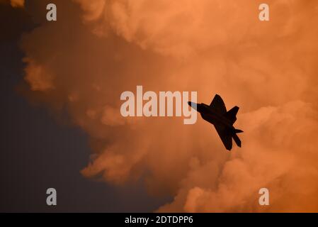 F-22 Raptor in dimostrazione di volo con le capacità letali del miglior combattente di quinta generazione al mondo a EAA AirVenture, Oshkosh, Wisconsin, USA Foto Stock