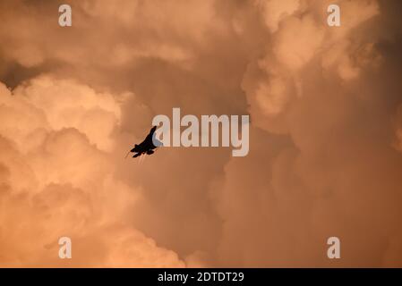 F-22 Raptor in dimostrazione di volo con le capacità letali del miglior combattente di quinta generazione al mondo a EAA AirVenture, Oshkosh, Wisconsin, USA Foto Stock