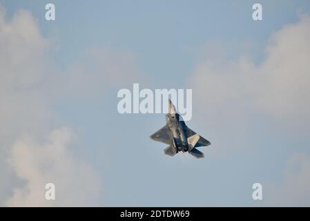 F-22 Raptor in dimostrazione di volo con le capacità letali del miglior combattente di quinta generazione al mondo a EAA AirVenture, Oshkosh, Wisconsin, USA Foto Stock