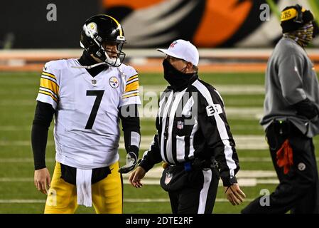 Cincinnati, OH, Stati Uniti. 21 Dic 2020. Ben Roethlisberger n. 7 dei Pittsburgh Steelers sostiene una chiamata con l'arbitro John Hussey n. 35 durante l'azione di gioco di football della NFL tra i Pittsburgh Steelers e i Cincinnati Bengals al Paul Brown Stadium il 21 dicembre 2020 a Cincinnati, OH. Adam Lacy/CSM/Alamy Live News Foto Stock