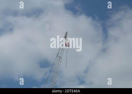 Saltare da un'altezza di una gru a torre. Saltando da una gru a torre. Trucco estremo con l'istruttore Foto Stock