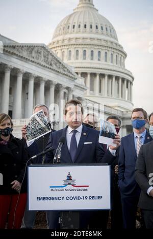 Washington, DC, Stati Uniti. 21 dicembre 2020. Il rappresentante degli Stati Uniti Dean Phillips (democratico del Minnesota) si unisce ai membri del Problem Solvers Caucus per una conferenza stampa sull'attuale proposta di stimolo, al di fuori del Campidoglio degli Stati Uniti a Washington, DC, USA, lunedì 21 dicembre 2020. Photo by Rod Lamkey/CNP/ABACAPRESS.COM Credit: AMACAPRESS/Alamy Live News Foto Stock