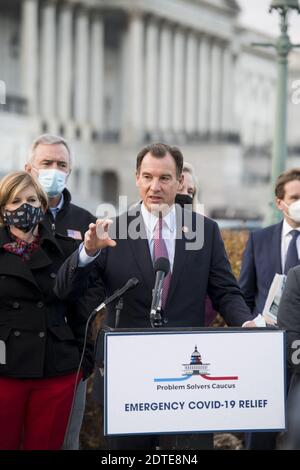 Washington, DC, Stati Uniti. 21 dicembre 2020. Il rappresentante degli Stati Uniti Tom Suozzi (democratico di New York) si unisce ai membri del Problem Solvers Caucus per una conferenza stampa sull'attuale proposta di stimolo, al di fuori del Campidoglio degli Stati Uniti a Washington, DC, USA, lunedì 21 dicembre 2020. Photo by Rod Lamkey/CNP/ABACAPRESS.COM Credit: AMACAPRESS/Alamy Live News Foto Stock