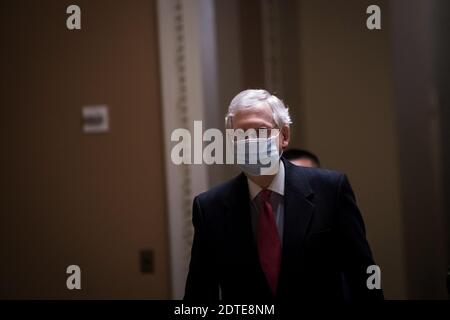 Washington, DC, Stati Uniti. 21 dicembre 2020. Il leader della maggioranza del Senato degli Stati Uniti Mitch McConnell (repubblicano del Kentucky) si reca alla Camera del Senato presso il Campidoglio degli Stati Uniti per un voto a Washington, DC, USA, lunedì 21 dicembre 2020. Photo by Rod Lamkey/CNP/ABACAPRESS.COM Credit: AMACAPRESS/Alamy Live News Foto Stock