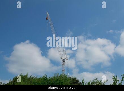 Gru a torre con cesto per saltare. Salto alto Foto Stock