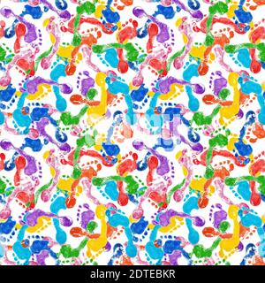 Motivo senza cuciture di colorate impronte umane sfondo bianco isolato, multicolore piedi nudi passi ripetere ornamento, caotico piedi stampe Foto Stock
