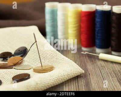 Sfondo per il testo fili multicolore e ago per il lavoro d'ago Foto Stock