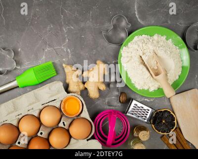 Ingredienti per i biscotti disposti su un tavolo Foto Stock