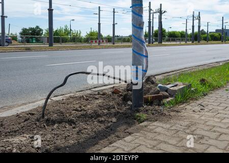 Posa di comunicazioni in tubi corrugati. Il tubo corrugato blu si trova a terra all'interno della città Foto Stock