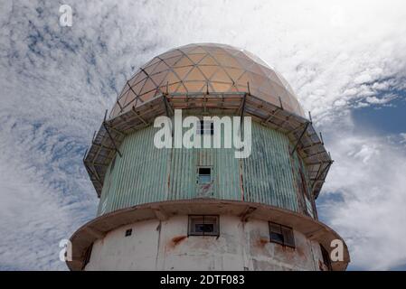 Primo piano torre nella Serra da Estrela a Seia, il punto più alto del Portogallo con un cielo nuvoloso Foto Stock