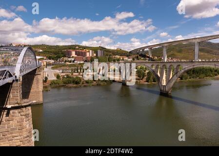 Tre ponti sul fiume Douro a peso da Regua nella regione vinicola dell'Alto Douro, Portogallo Foto Stock