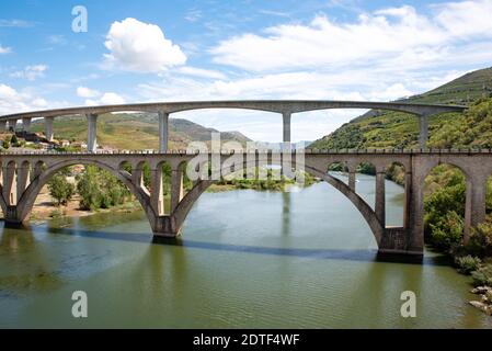 Due ponti sul fiume Douro a peso da Regua nella regione vinicola dell'Alto Douro, Portogallo Foto Stock