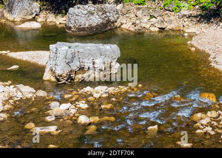 Paesaggio roccioso del fiume della foresta. Vista sulla foresta del fiume. Vista sulla foresta e sulle rocce del fiume. Scenario fluviale della foresta profonda. Foto Stock