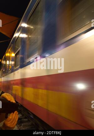 Hanoi, Vietnam; 9 AGO, 2019: Vista della strada del treno nel quartiere vecchio di Hanoi. Vietnam Hanoi Train Street è una popolare attrazione. Foto Stock