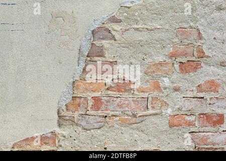 La struttura di pietra e intonaco caduto. Intonaco cadente e parete di redstone Foto Stock