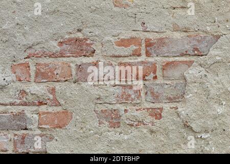 La struttura di pietra e intonaco caduto. Intonaco cadente e parete di redstone Foto Stock