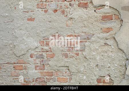 La struttura di pietra e intonaco caduto. Intonaco cadente e parete di redstone Foto Stock