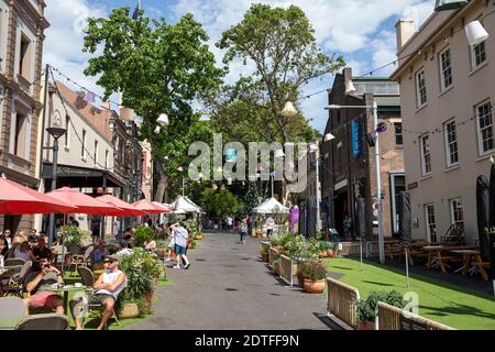 Mercatini di Natale a The Rocks Sydney con paralumi appesi dalla strada, Sydney, Australia in Argyle Street Foto Stock