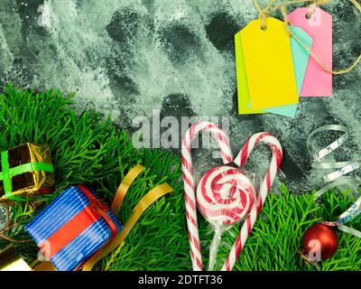 Sfondo per le schede di Natale e saluti. Rami di conifere e giocattoli di Natale sono disposti sul tavolo come uno spazio vuoto per lo sfondo e il testo Foto Stock