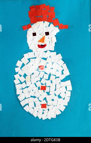 Disegno di bambino di sette anni, collage di pupazzo di neve su sfondo blu. Foto Stock