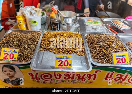 Phuket, Thailandia - 17 dicembre 2020 - insetti commestibili fritti in vendita al mercato di Chillva, una strada pedonale a Phuket, Thailandia il 17 dicembre 2020 Foto Stock