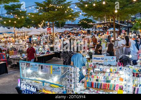 Phuket, Thailandia - 17 dicembre 2020 - la gente del posto e i turisti vengono a fare acquisti al mercato di Chillva, una strada notturna a piedi a Phuket, Thailandia il 17 dicembre 2 Foto Stock