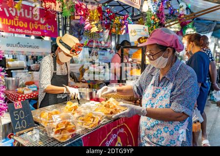 Phuket, Thailandia - 17 dicembre 2020 - i venditori di cibo fanno il cibo da vendere al mercato di Chillva, una strada pedonale a Phuket, Thailandia il 17 dicembre 2020 Foto Stock