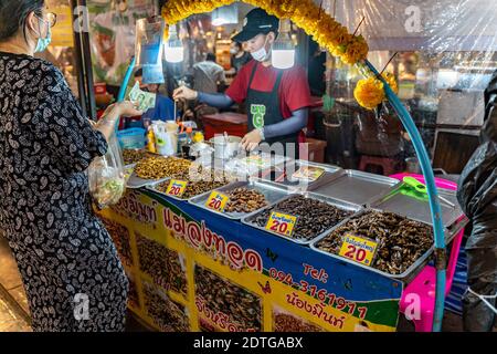 Phuket, Thailandia - 17 dicembre 2020 - insetti commestibili fritti in vendita al mercato di Chillva, una strada pedonale a Phuket, Thailandia il 17 dicembre 2020 Foto Stock