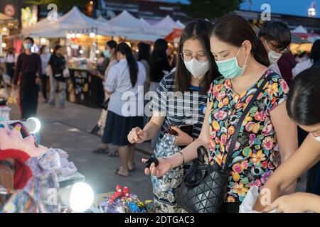 Phuket, Thailandia - 17 dicembre 2020 - la gente del posto e i turisti vengono a fare acquisti al mercato di Chillva, una strada notturna a piedi a Phuket, Thailandia il 17 dicembre 2 Foto Stock