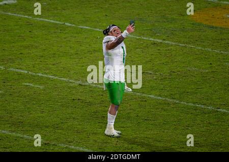 Il linebacker degli Oregon Ducks Noah Sewell (1) prende un selfie dopo una partita di football degli NCAA contro i Trojan della California meridionale, venerdì 18 dicembre 2020, Foto Stock