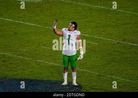 Il linebacker degli Oregon Ducks Noah Sewell (1) prende un selfie dopo una partita di football degli NCAA contro i Trojan della California meridionale, venerdì 18 dicembre 2020, Foto Stock