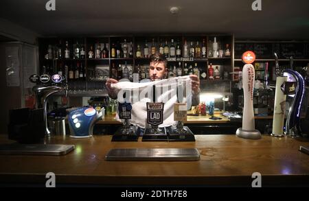 PA REVIEW OF THE YEAR 2020 - PA PHOTOGRAPHERS' FAVORITE IMAGES file photo datato 20/03/20 del Bar Manager Lee al White Hart Pub di Ironbridge, Shropshire chiusura del bar alla campana finale, Dopo che il primo ministro Boris Johnson ha ordinato la chiusura di pub e ristoranti in tutto il paese, il governo ha annunciato misure senza precedenti per coprire i salari dei lavoratori che altrimenti perderebbero il posto di lavoro a causa dell'epidemia di coronavirus. Selezionato dal fotografo PA Nick Potts come sua foto preferita dell'anno. Foto Stock