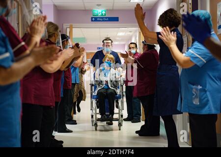 PA REVIEW OF THE YEAR 2020 - PA PHOTOGRAPHERS' FAVORITE IMAGES file photo datato 08/12/20 di Margaret Keenan, 90, applaudita dal personale che tornò nel suo reparto dopo essere diventata la prima persona nel Regno Unito a ricevere il vaccino Pfizer/BioNtech Covid-19 all'University Hospital, Coventry, All'inizio del più grande programma di immunizzazione mai realizzato nella storia del Regno Unito. Foto Stock