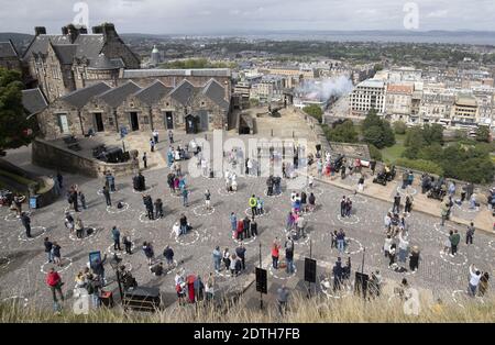 PA REVIEW OF THE YEAR 2020 - PA PHOTOGRAPHERS' FAVORITE IMAGES file photo datato 20/08/20 dei visitatori del Castello di Edimburgo socialmente distanziati in circoli marcati mentre osservavano la cerimonia quotidiana delle armi una o'clock mentre la Scozia continuava nella fase 3 delle restrizioni di blocco del coronavirus. Selezionato dal fotografo PA Jane Barlow come sua foto preferita dell'anno. Foto Stock