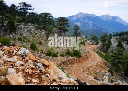 Strada sterrata ventosa in montagna. Escursioni sulla Via Licia in montagna Taurus in Turchia. Foto Stock