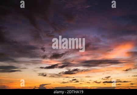 Cielo spettacolare, perfetto per la sostituzione del cielo, sfondi, screen saver o qualsiasi altra applicazione Foto Stock