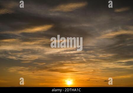 Cielo spettacolare, perfetto per la sostituzione del cielo, sfondi, screen saver o qualsiasi altra applicazione Foto Stock