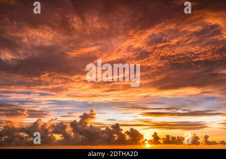 Cielo spettacolare, perfetto per la sostituzione del cielo, sfondi, screen saver o qualsiasi altra applicazione Foto Stock