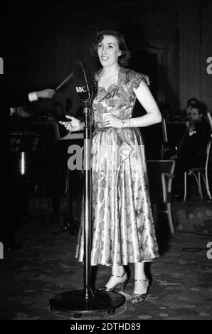 PA RECENSIONE DELL'ANNO 2020 file foto datata 12/01/50 di vera Lynn in scena alla Grosannor House di Londra durante i National radio Awards 1949. L'adorata cantante, che ha intrattenuto truppe con visite di richiamo morale in prima linea durante la seconda guerra mondiale, è morto 103 anni il 18 giugno. Foto Stock