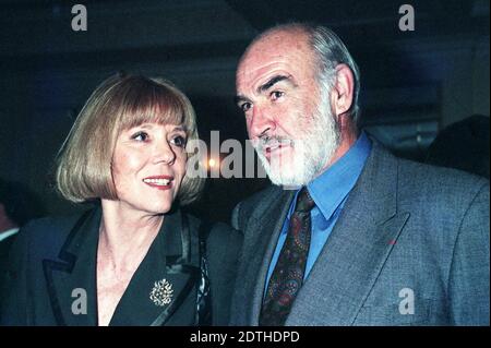 PA RECENSIONE DELL'ANNO 2020 file foto datata 29/11/96 di Dame Diana Rigg e Sean Connery entrambi morti quest'anno. L'attrice Diana Rigg morì il 10 settembre 2020, all'età di 82 anni e l'ex attore di James Bond Sir Sean Connery morì all'età di 90 anni, il 31 ottobre 2020. Foto Stock