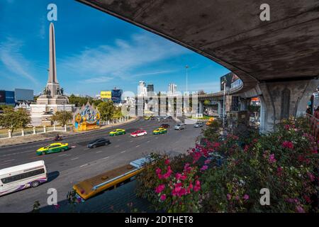 Bangkok, Thailandia - traffico intorno al monumento della Vittoria Foto Stock