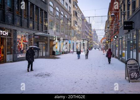 Oslo, Norvegia - Via della città coperta di neve con decorazioni natalizie Foto Stock