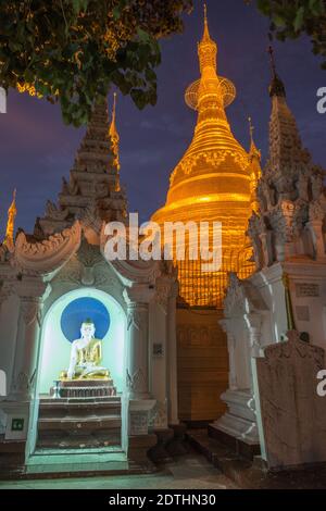 Un santuario di Buddha alla Pagoda di Shwedagon a Yangon (Rangoon) A Myanmar (Birmania) Foto Stock