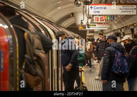 Londra - 21 dicembre 2020: Persone che indossano rivestimenti Covid 19 sulla metropolitana di Londra Foto Stock