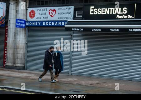 Londra - Dicembre 2020: Negozi chiusi e strade tranquille di persone che indossano maschere nel West End di Londra durante il blocco Tier 4 di Coronavirus Foto Stock