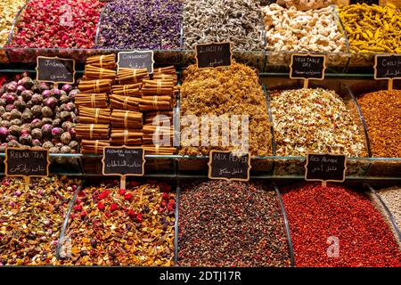 Spezie, condimenti e tè di fiori sul mercato orientale Foto Stock